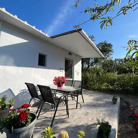 Antigone's Garden בית נופש *